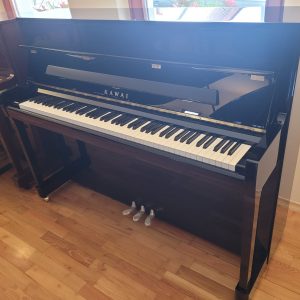 Rabljen pianino Kawai K200 črn sijaj