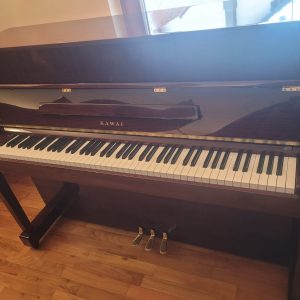 Mahagonij pianino Kawai K200