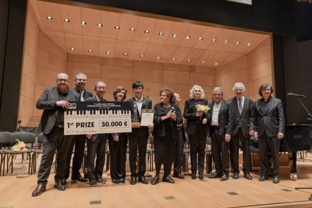 zmagovalec 1. Ljubljana festival mednarodno klavirsko tekmovanje z žirijo