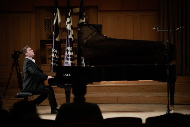 pianist na klavirju Fazioli